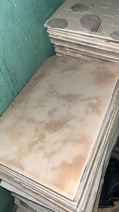 Срочно!Отдам кафель бесплатно!