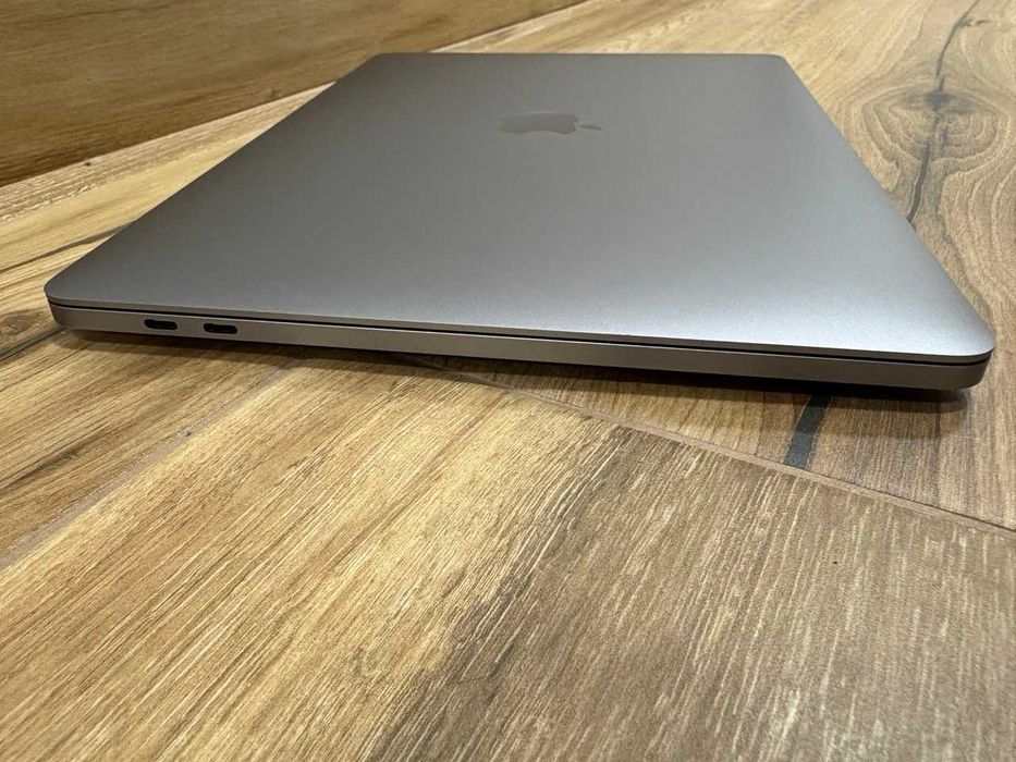 MacBook Pro 13" A2251 - Intel i5, 32 GB RAM, 1 TB SSD, Touchbar