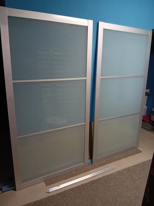 Usi glisante  2buc.  pret 600 lei/buc. ANUNT VALABIL.