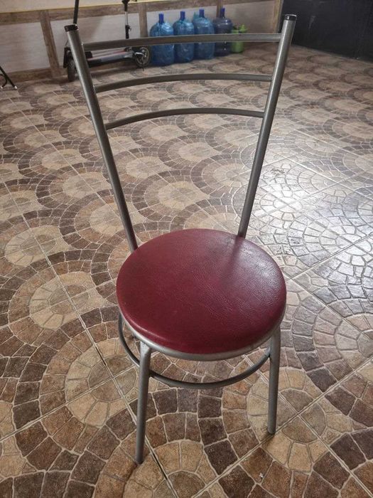 Продаётся стулья и стол для кафе.