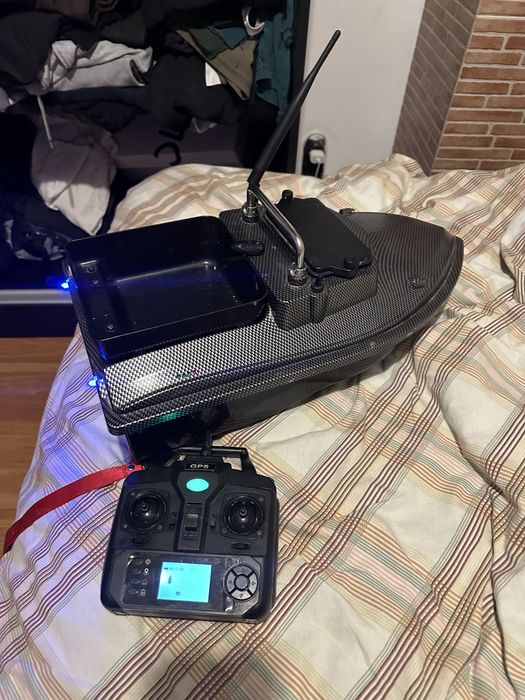 Лодка за захранка с gps