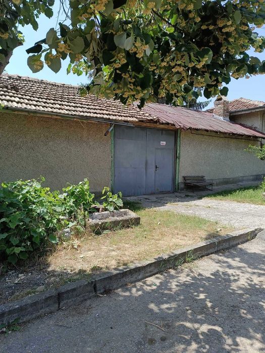 Дворно място с къща и гараж