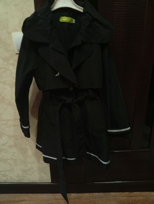 Продам плащи на девочек.