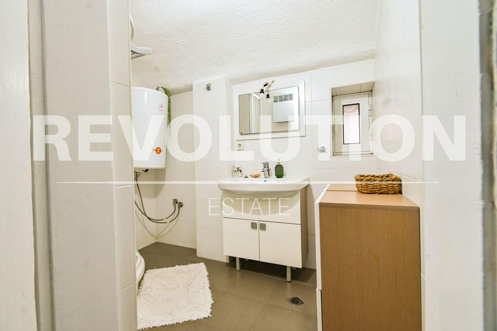 Дава се под наем Тристаен апартамент в София, Център - 95 кв.м за 588 € - Снимка #14