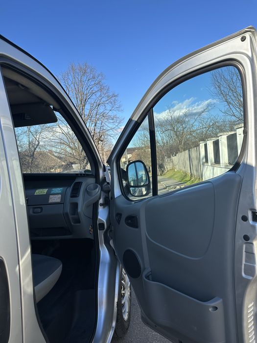 Vând  Opel vivaro 8+1  pasul lung