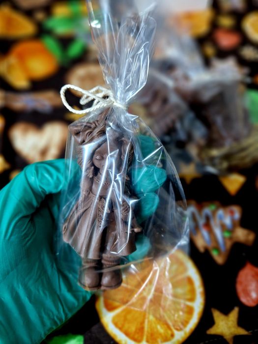 Шоколадные бонбоньерки в форме девочек