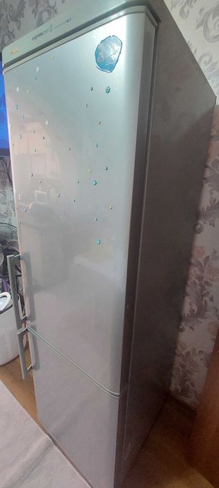 Холодильник LG серого цвета