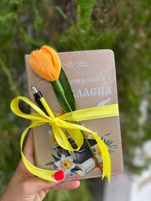Уникален подарък за учител – дневник + писалка + лале