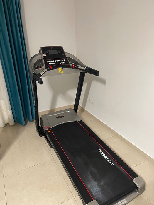 Vând bandă de alergat profesionala