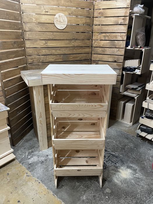 Дървен островен стелаж с плот и щайги