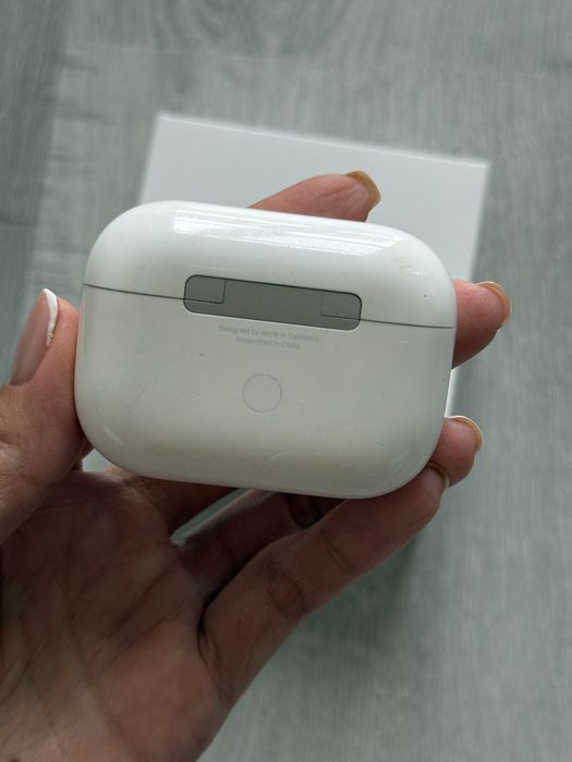 AirPods Pro кейс и левое ухо