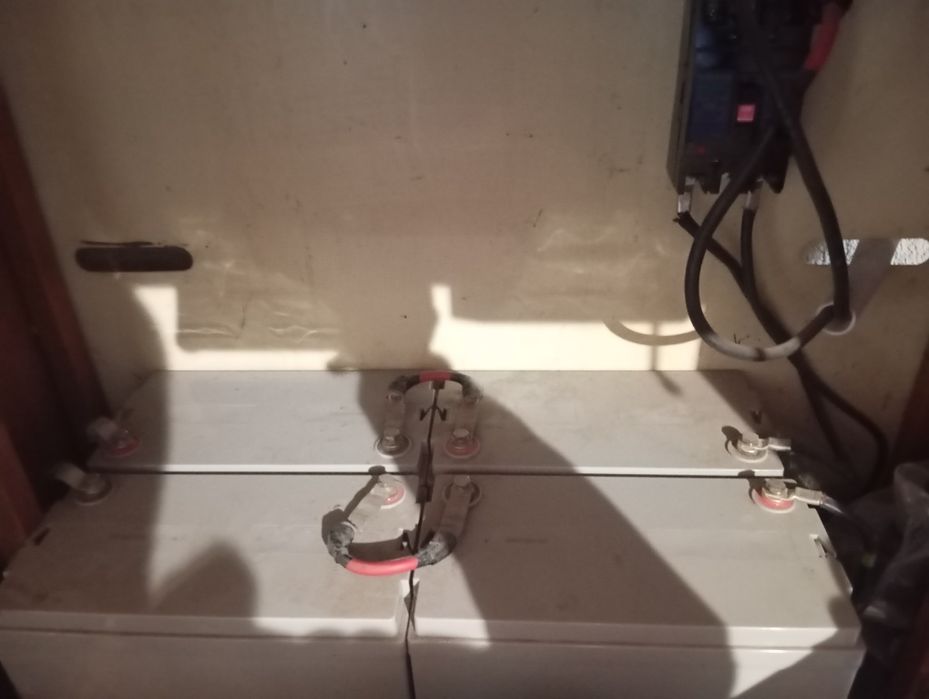 Sistem invertor off grid și acumulatori ,baterii