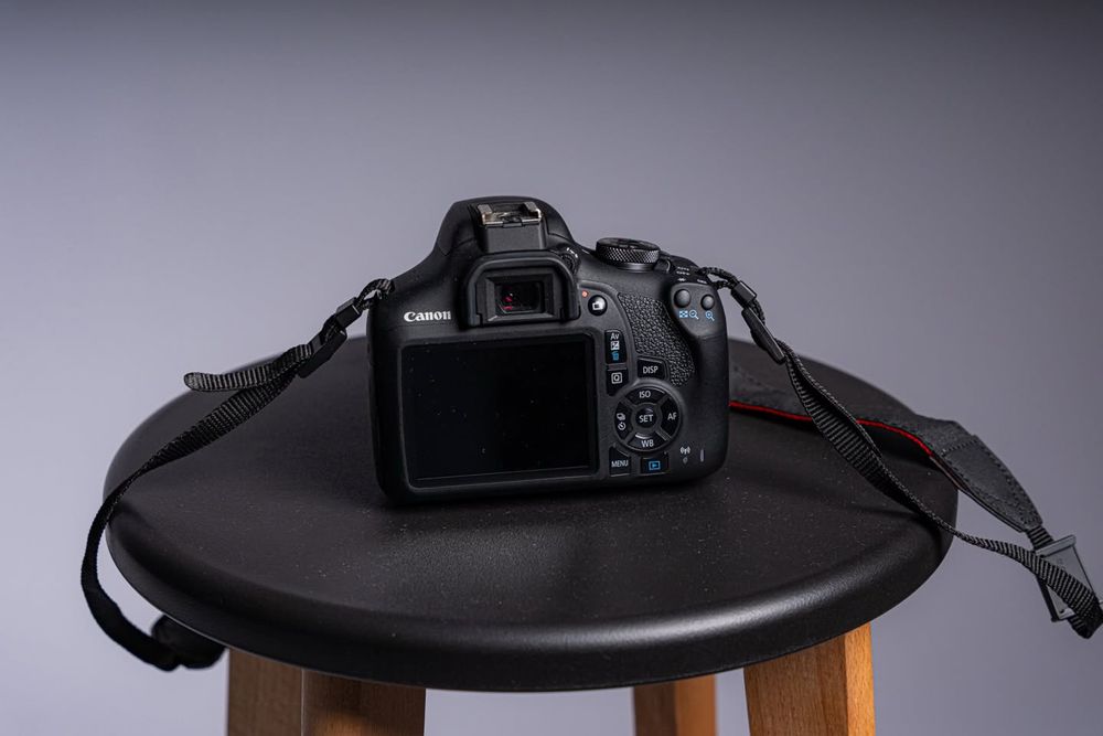 Фотоапарат canon EOS 2000D