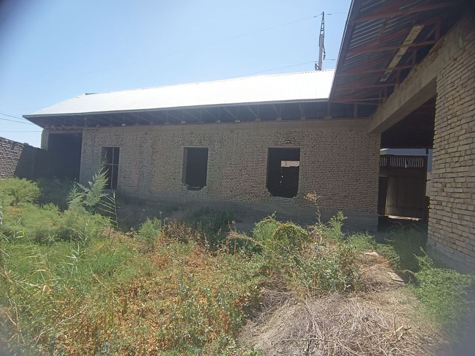 Uy sotiladi İpodrom bozori ketaverishda taxta bazani oldida