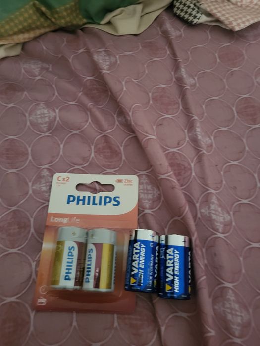 Vânt baterii r 14/ c×2 , cele philips sunt 100% noi , cele varta sunt folosite umpic