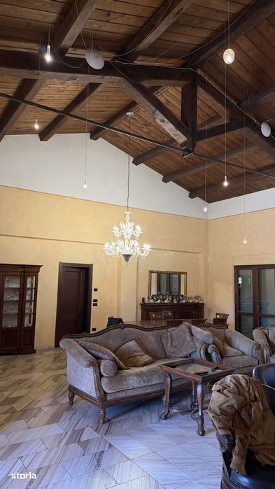 Casă rezidențială cu piscină și garaj, 7 camere