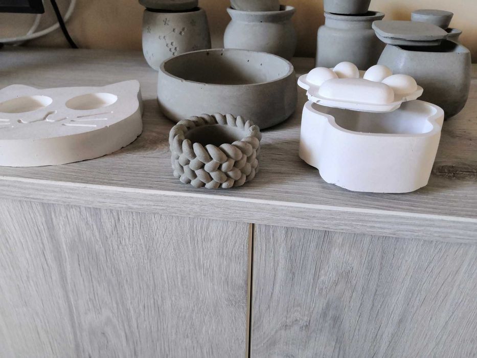 Сувенирни кутийки и свещници от декоративен цимент или гипс.