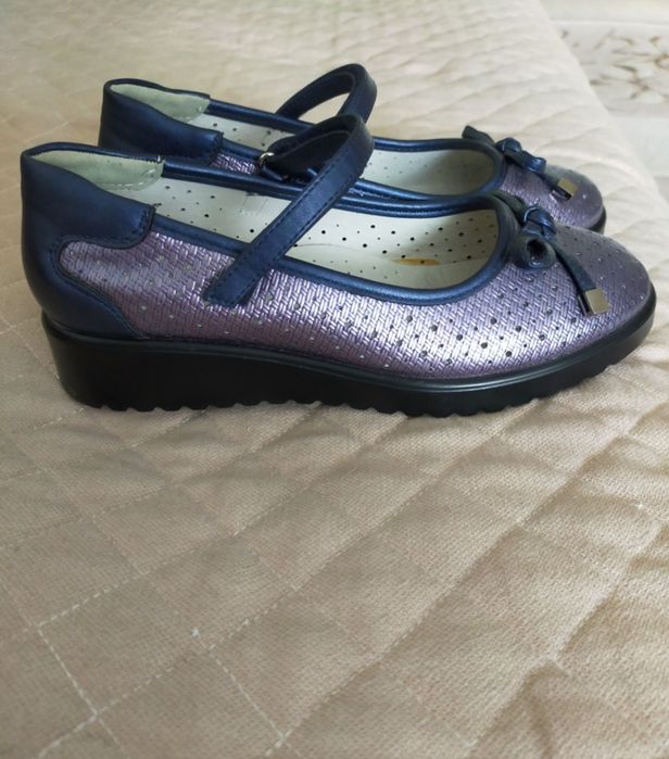 Продам туфли на а девочку