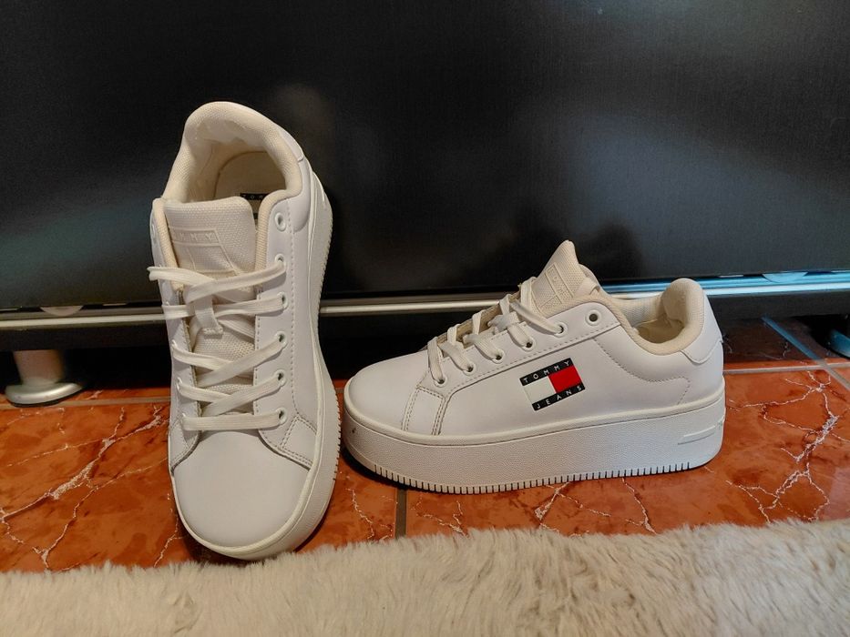 Adidași Tommy. ( 200 lei )