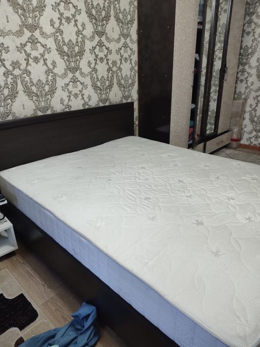 Продам двухспальную кровать.