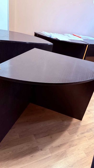 ПОДАРЯВАМ комплект офис мебели, бюра и шкафове. Всичко заедно