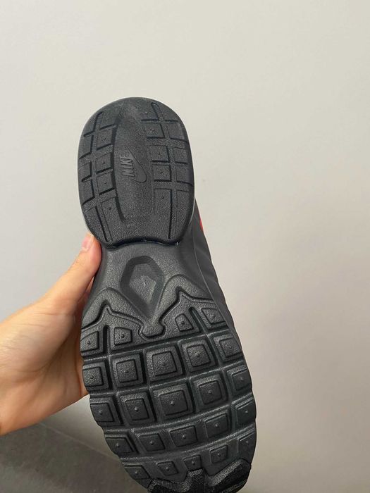 Vand adidasi Nike Air Max Invigor