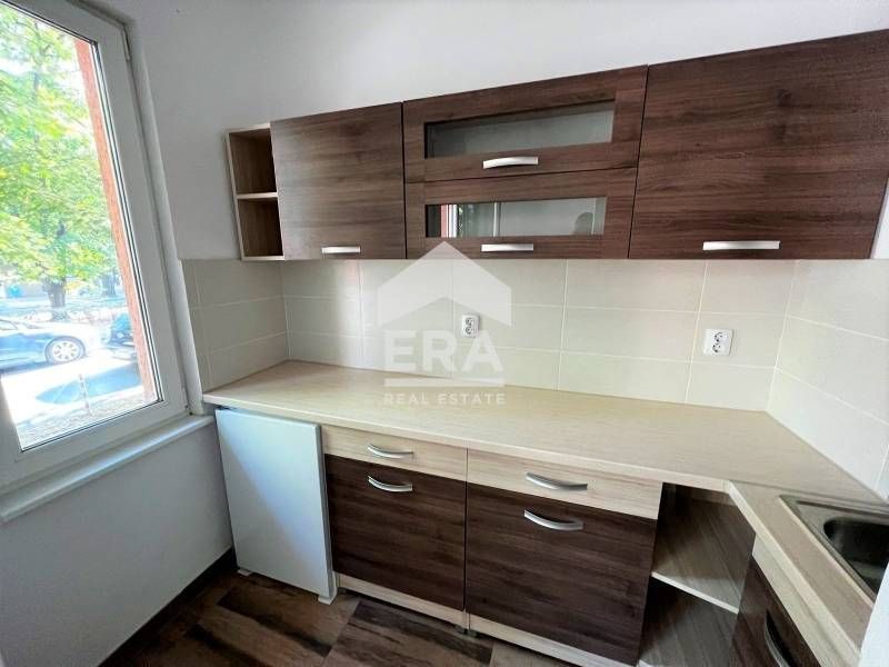 Завършен до ключ офис под наем, с три отделни стаи, кухненски бокс и т