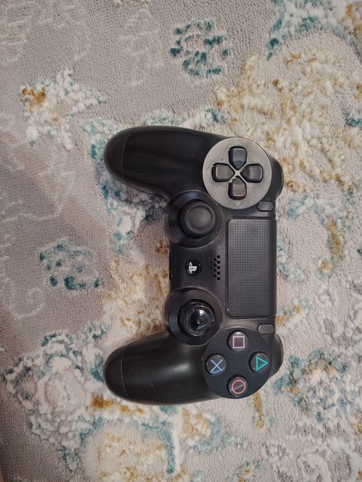 Продам пс4 среднее состояние 1 джостик и 12 игр