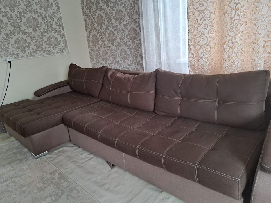 Диван коричневый