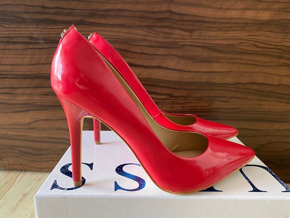 Нови оригинални обувки Guess