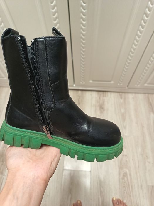 Продам сапожки новые и туфли