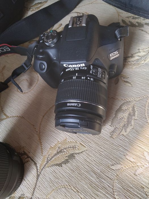 Предлага се отлична фотокамера Canon 2000 D