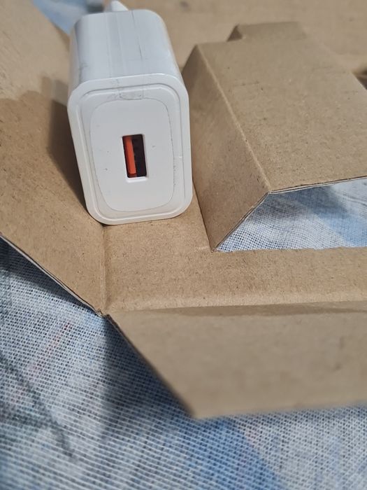 Зарядно fast charger за мобилни телефони 9V,2A