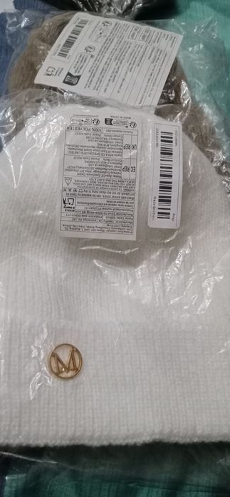 Продам две шапки.