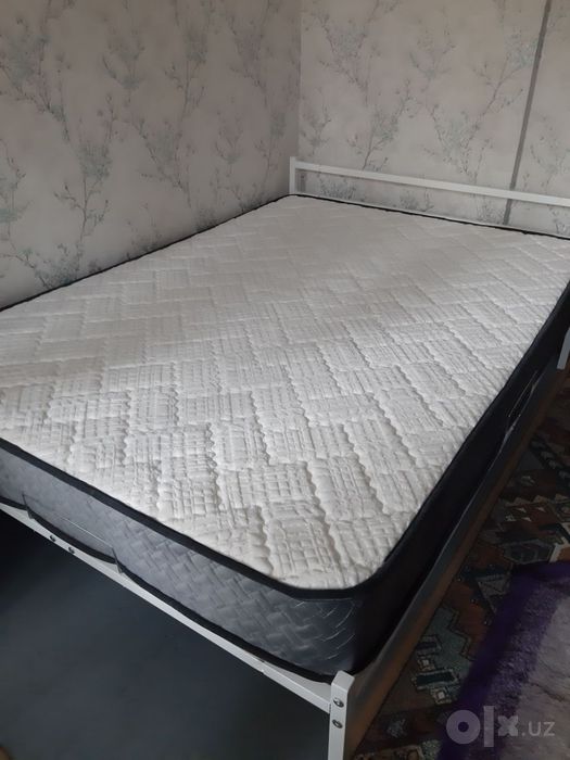 Продается кровать с матрасом ортопедическим.
