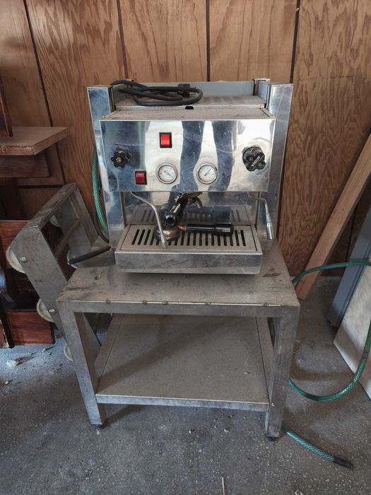 Продавам професионална италианска кафе машина, нова