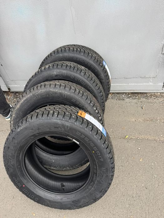 Продам новую резину 235/65/17