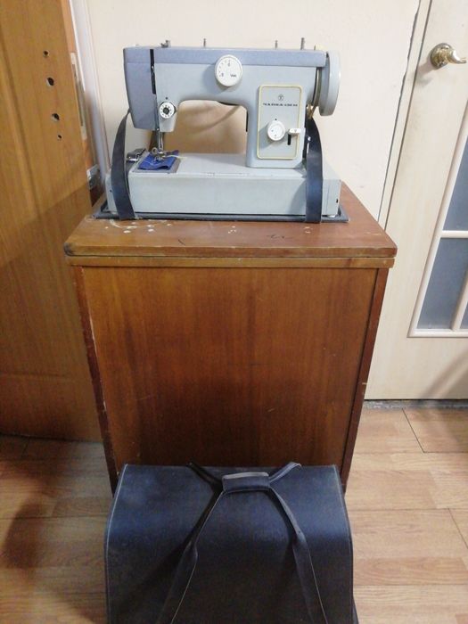 Продам швейную машинку