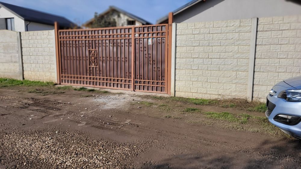 Portii metalice acces auto si pietonal .