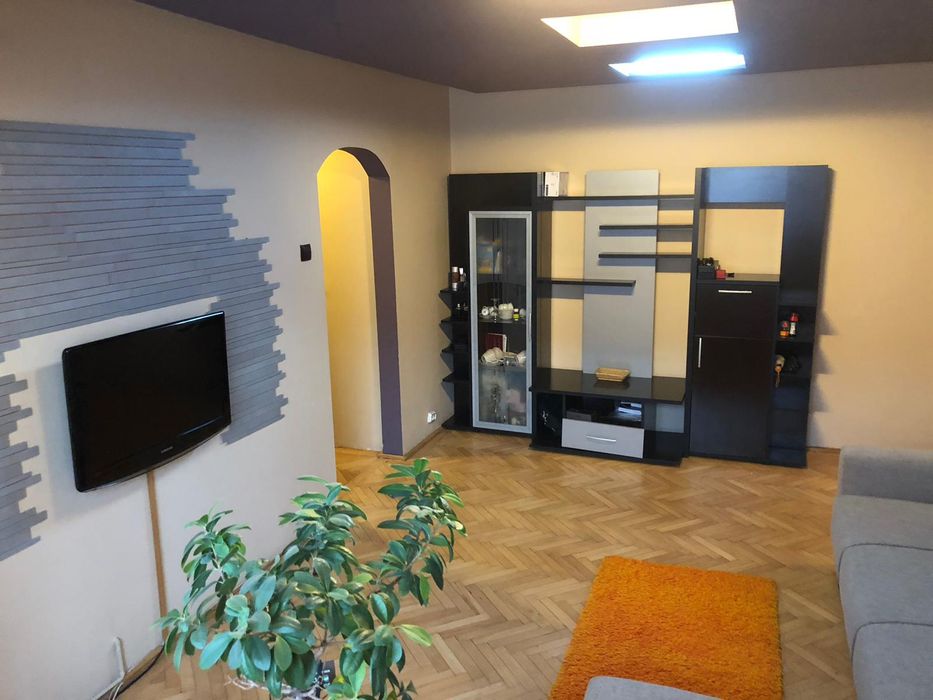 Închiriez apartament cu 2 camere