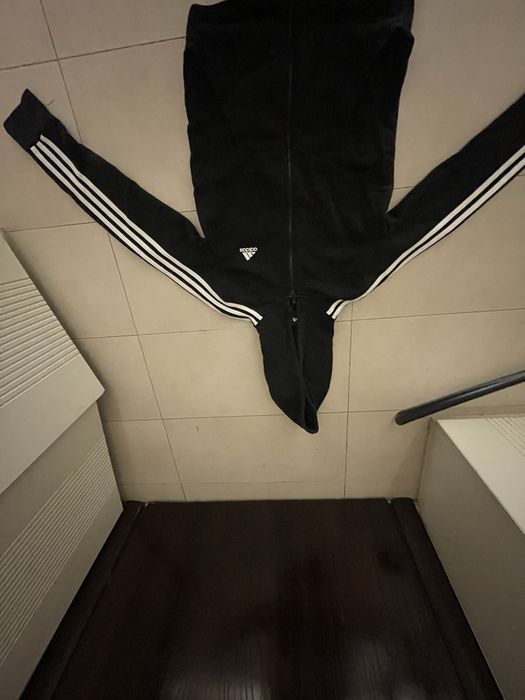 Adidas суитчер 3 ленти M размер не е носен и без забележки