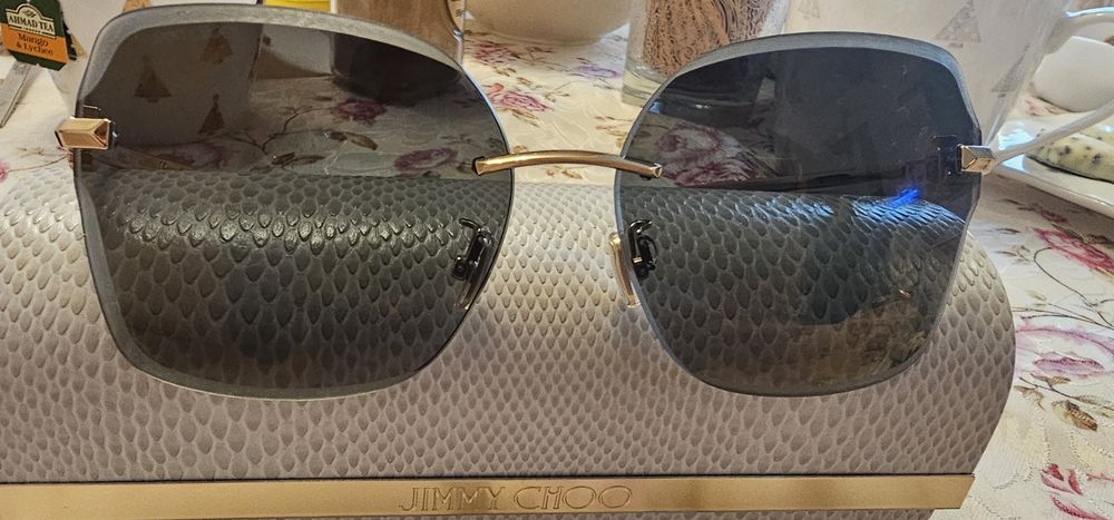 Продавам използвани слънчеви очила Jimmy Choo с чанта и калъф