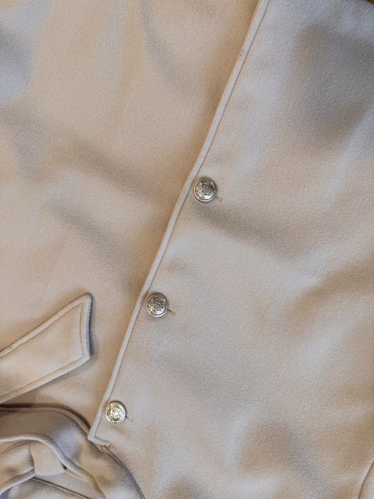 Късо палто с плюшени ръкави