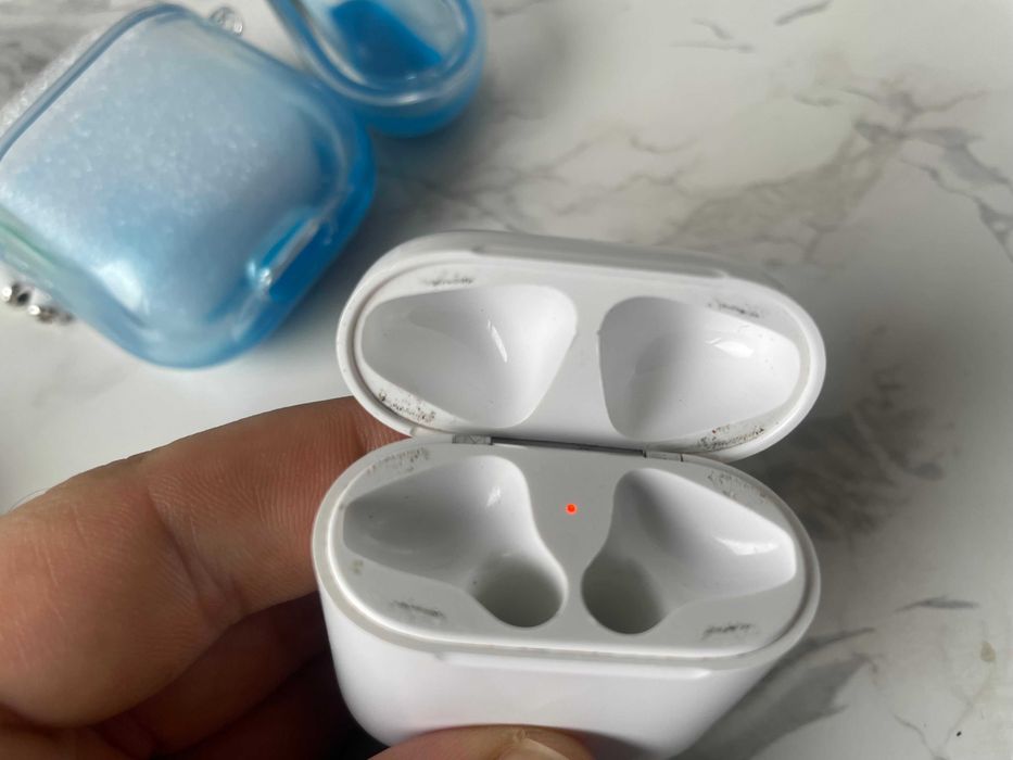 Оригинални Apple AirPods 2 (почистени) + 3 Кейса (2 светещи в тъмното)