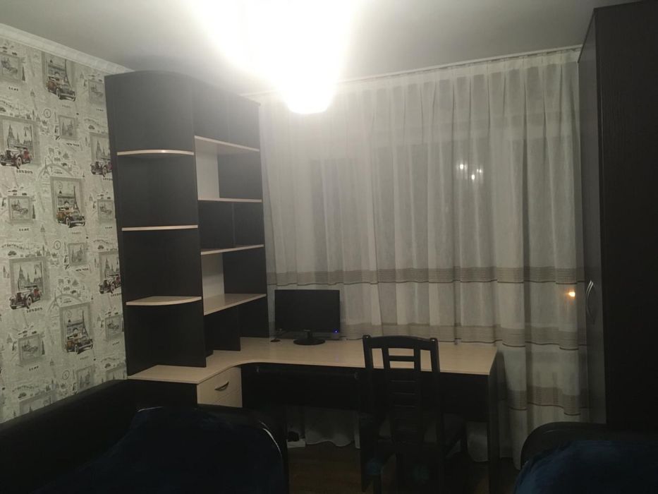 Стол с стелажом