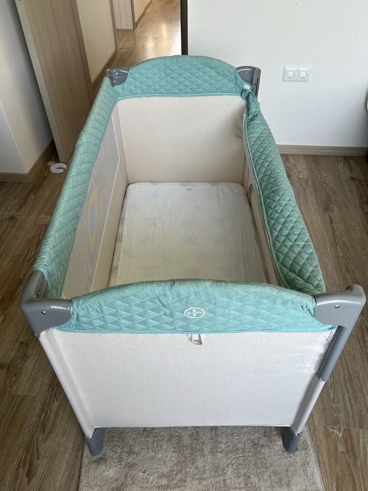 Детска кошара с подарък матрак и аксесоари – отлично състояние!