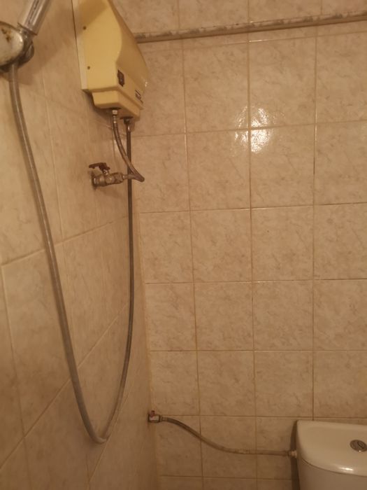 Самостоятелна стая с баня и тоалетна.