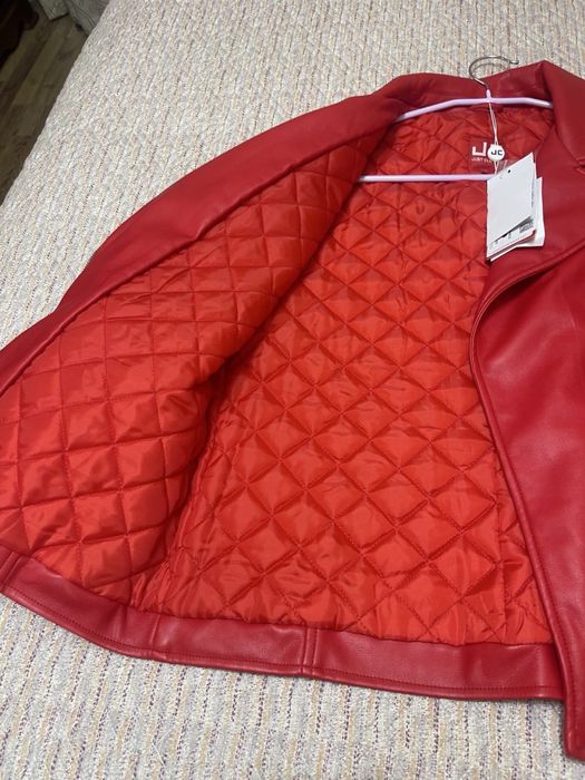 Красная женская куртка из эко-кожи — новая, с биркой!