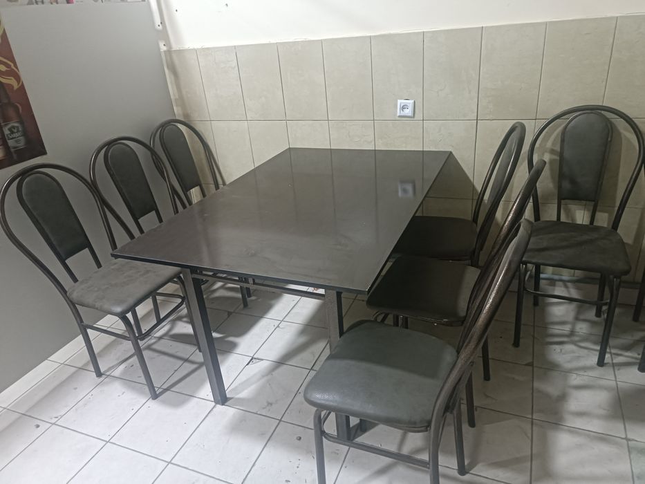 Стол стуллар сотилади.