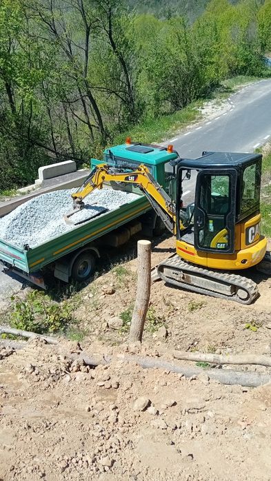 Execut lucrări cu miniexcavatoru
